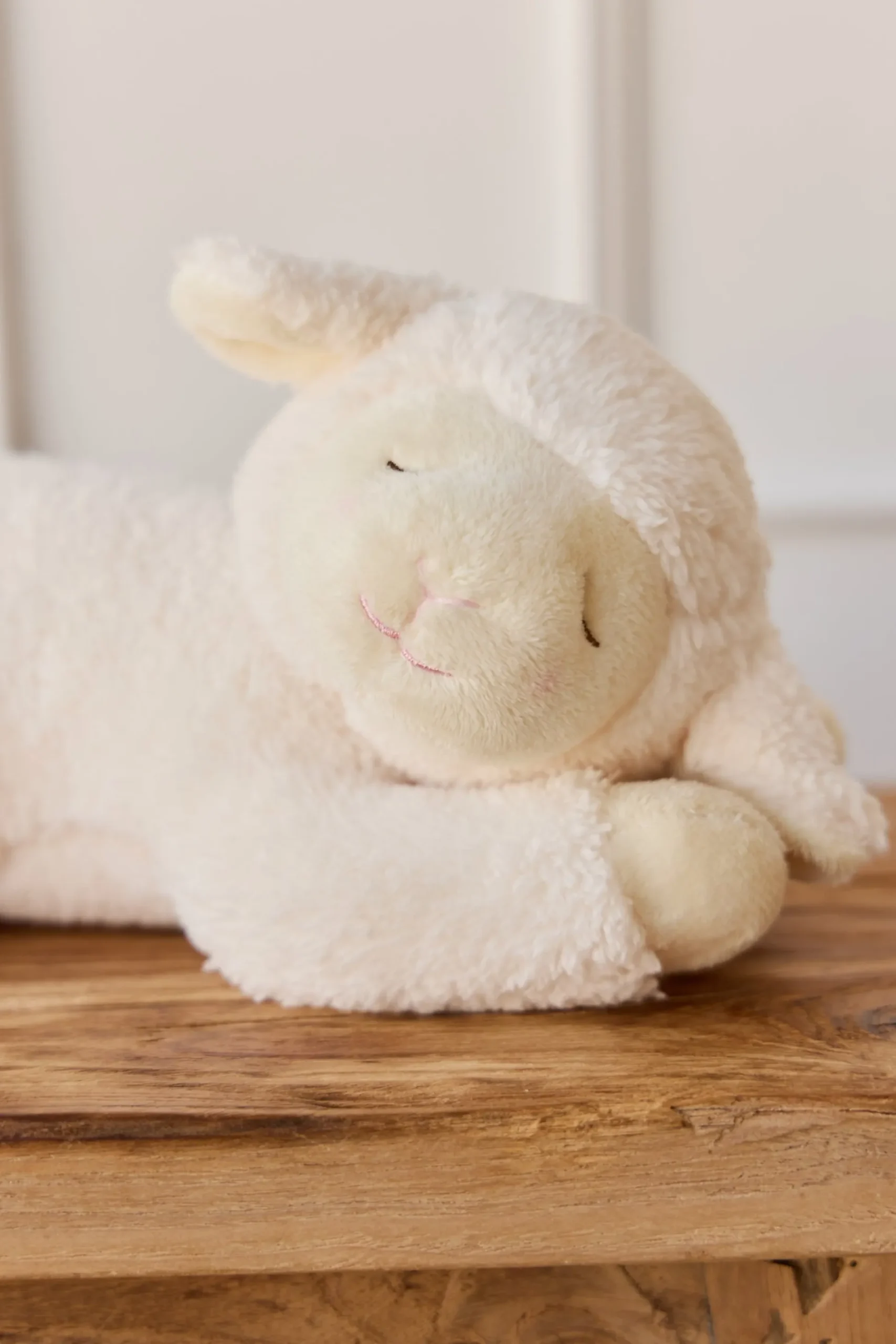 Snuggle Bunnies - Lambie